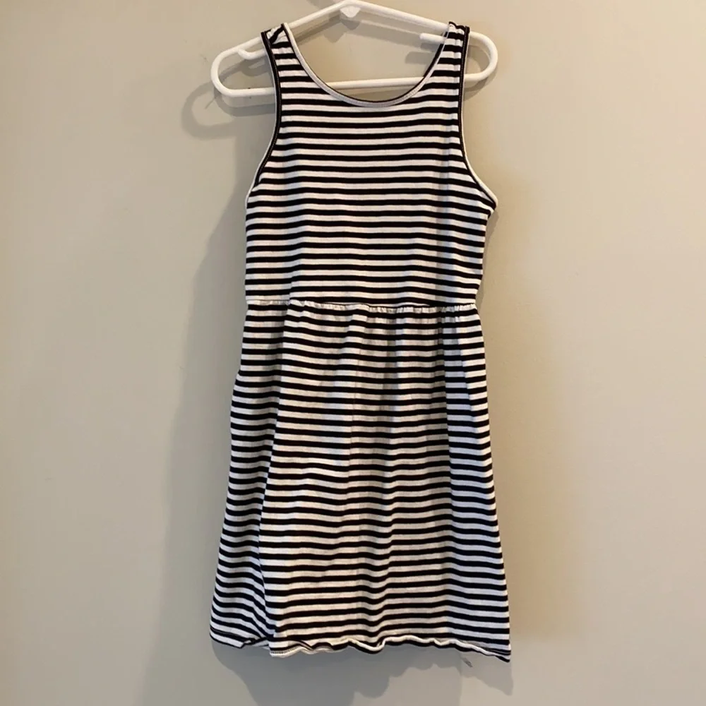 Old navy. girls sleeveless tank dress. size M (8). Stripes. Sundress
